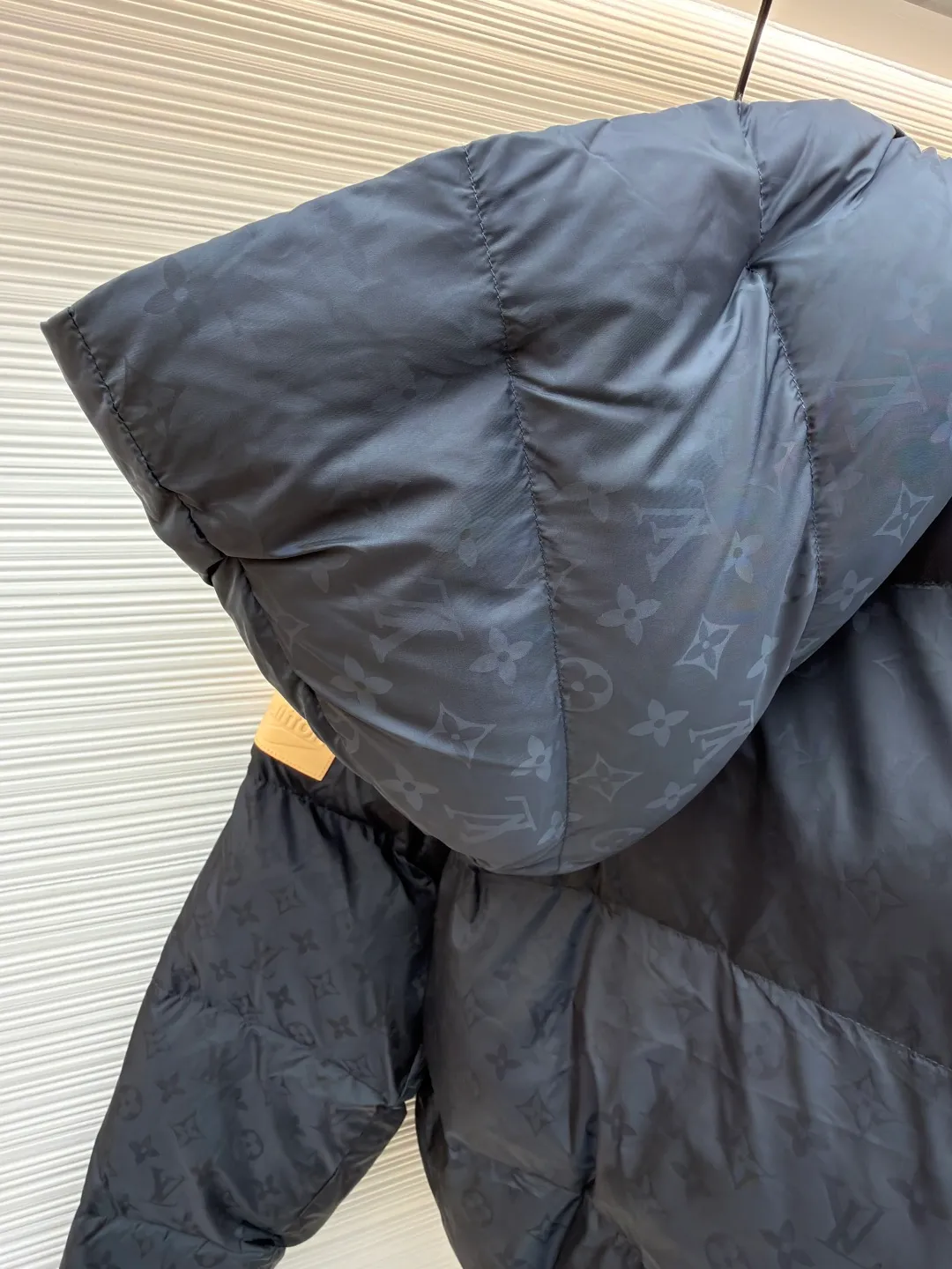 LOUIS VUITTON Presbyopia fleece lining cotton jacket ●Original version: Purchased and developed for 36500 ●Item number: 1680784-E10 ●Fabric: nylon fabric ●Technology: yarn-dyed jacquard production ●Version: fitted version ●Weight: about 1470 grams ●Size: 46-48-50-52 ●Description: The fabric is made of 75D nylon yarn-dyed jacquard fabric. We purchased a Y-version scanned pattern arrangement cycle to make a yarn-dyed pan head, and ordered weaving and dyeing of bulk fabrics. The bottom surface was painted to increase the feel of the fabric. The front panel + pocket double reduction pattern was cut by hand, and the back panel was centered to position the pattern. The inner lining is made of polyester lambswool fabric, and the inner liner is made of 32 0T anti-velvet gallbladder, machine-filled graphene fluffy cloud velvet material, infrared heat storage function, warmth retention ability comparable to down. The epaulettes, anti-slip buckles, and puller pendants are all made of real cowhide with three sets of embossing molds. The inside of the leather tag is filled with silicone material to create a three-dimensional letter effect. The overall wiring is straight and delicate, the fabric is comfortable and soft, and the color is consistent without color difference. It can be matched with the same style to create a fashionable look, and can be used in various occasions. Customized accessories, complete with three standards, same style for men and women!